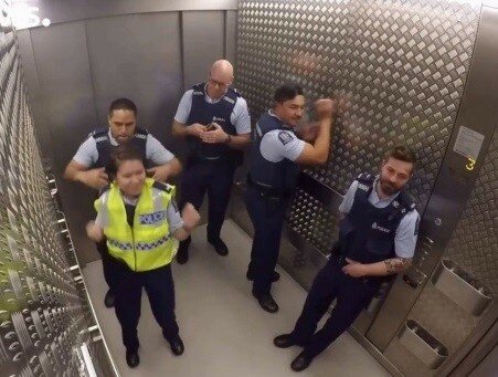 Новозеландские полицейские устроили шоу в лифте