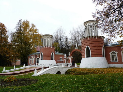 Главный въезд в усадьбу " Воронцово" ,Две башни с караульнями, XVIII век.
