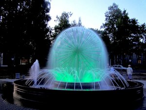 Зеленая вода фонтана