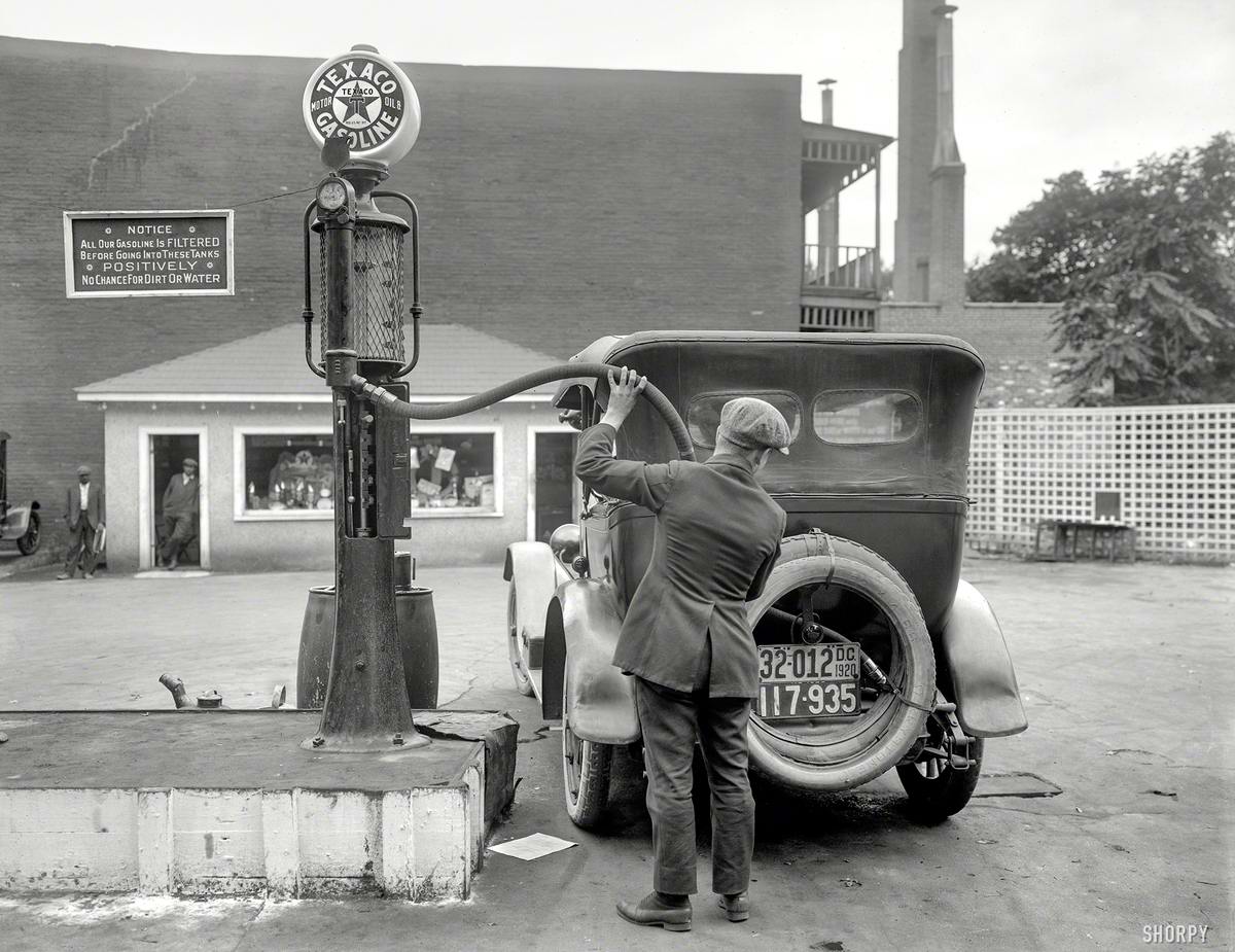 На автозаправочной станции компании Texaco Motor Oil & Gasoline в Вашингтоне (1920 год)