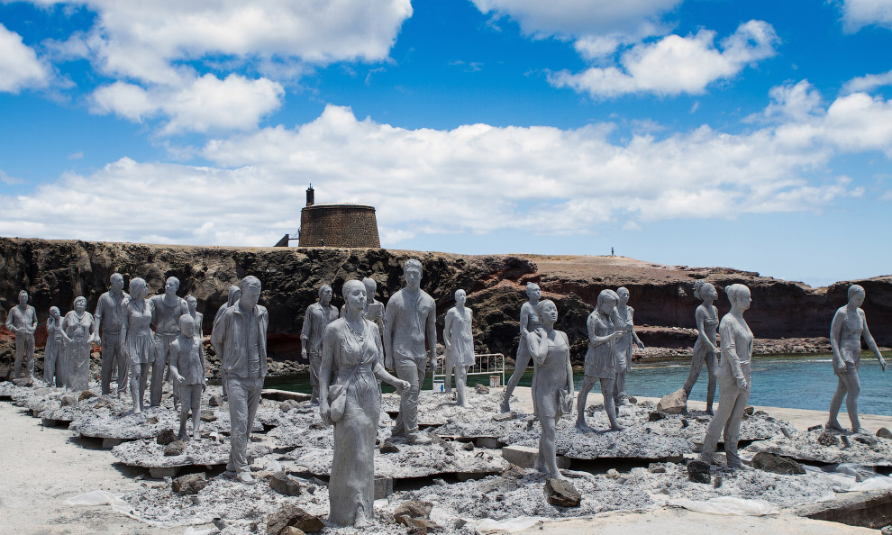 4. Пока под воду уже успели погрузить первые 35 из 300 скульптур. (Фото Jason deCaires Taylor):