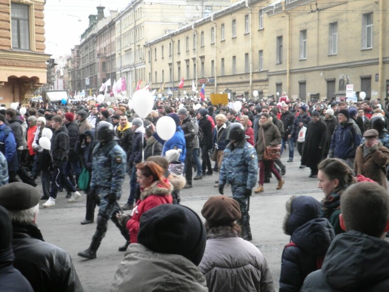 Хлопки в петербурге сейчас. Митинг в Петербурге сегодня. Фото людей в Питере сейчас. Флэшмоб на большой Конюшенной. Фото концерт на Конюшенной площади сегодня в Питере.