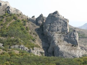 Огромные скалы на тропе Голицына в Крыму