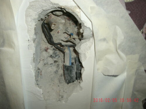 Вторичный вызов электрика аварийной службы в квартиру из-за обрыва скрытой проводки и отключения розеток на кухне