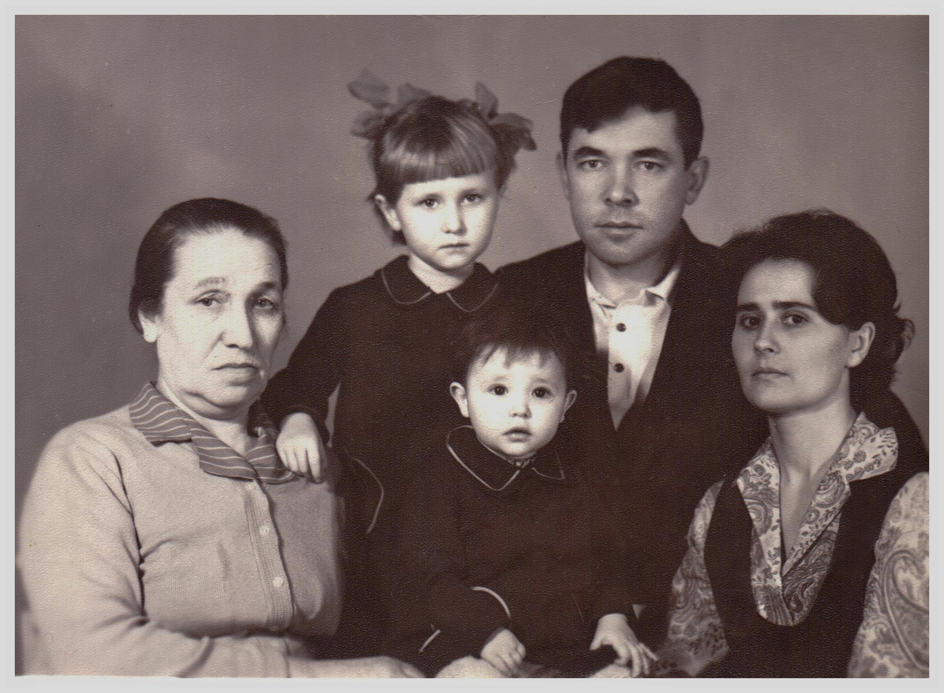 Откуда родом кто по нации. Родственники Стар. Старые фотографии родителей. Семейный фотопортрет 90 годов.