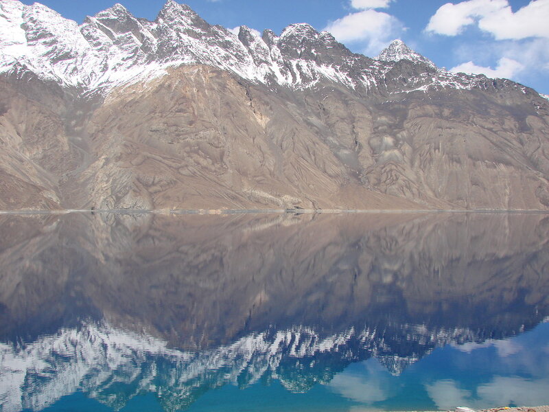 Сарезское озеро таджикистан. Озеро Сарез. Кули Сарез в Таджикистане. Сарезское озеро озёра Таджикистана.