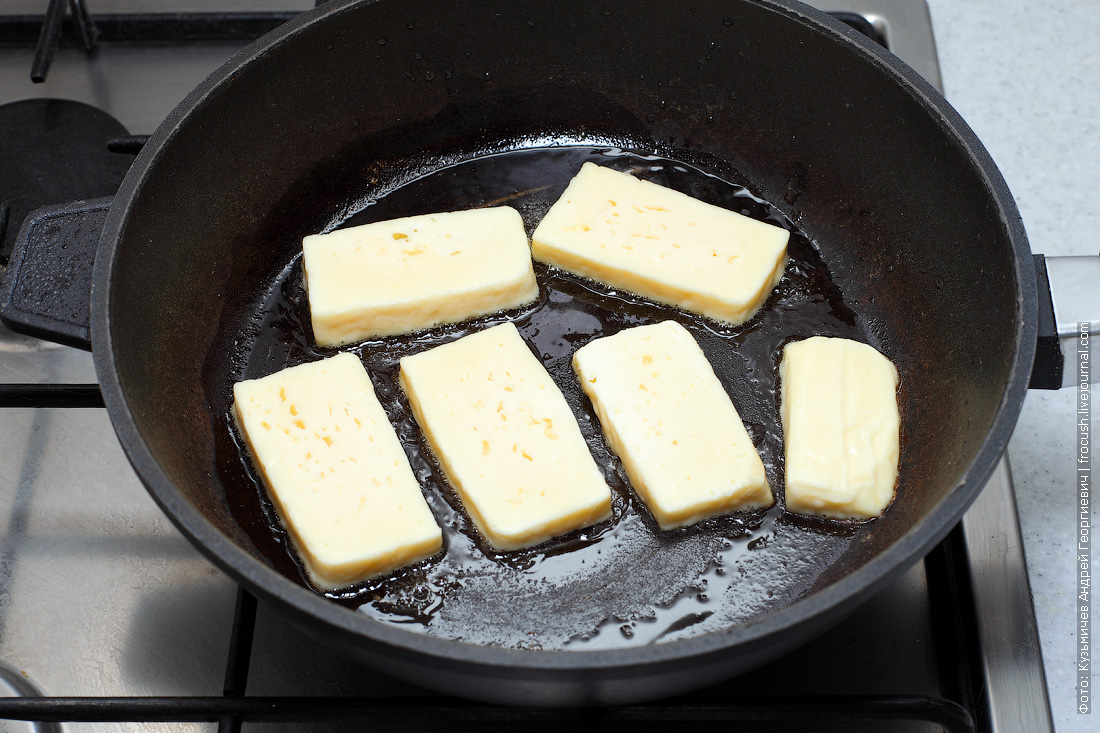 Как правильно жарить сыр. Сыр на сковороде. Жареный сыр. Жареный сыр на сковороде. Сулугуни жареный на сковороде.