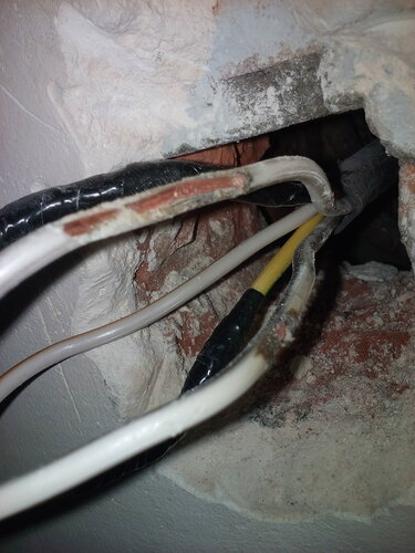 Срочный вызов электрика аварийной службы в продовольственный магазин из-за короткого замыкания вследствие повреждения кабеля грызунами