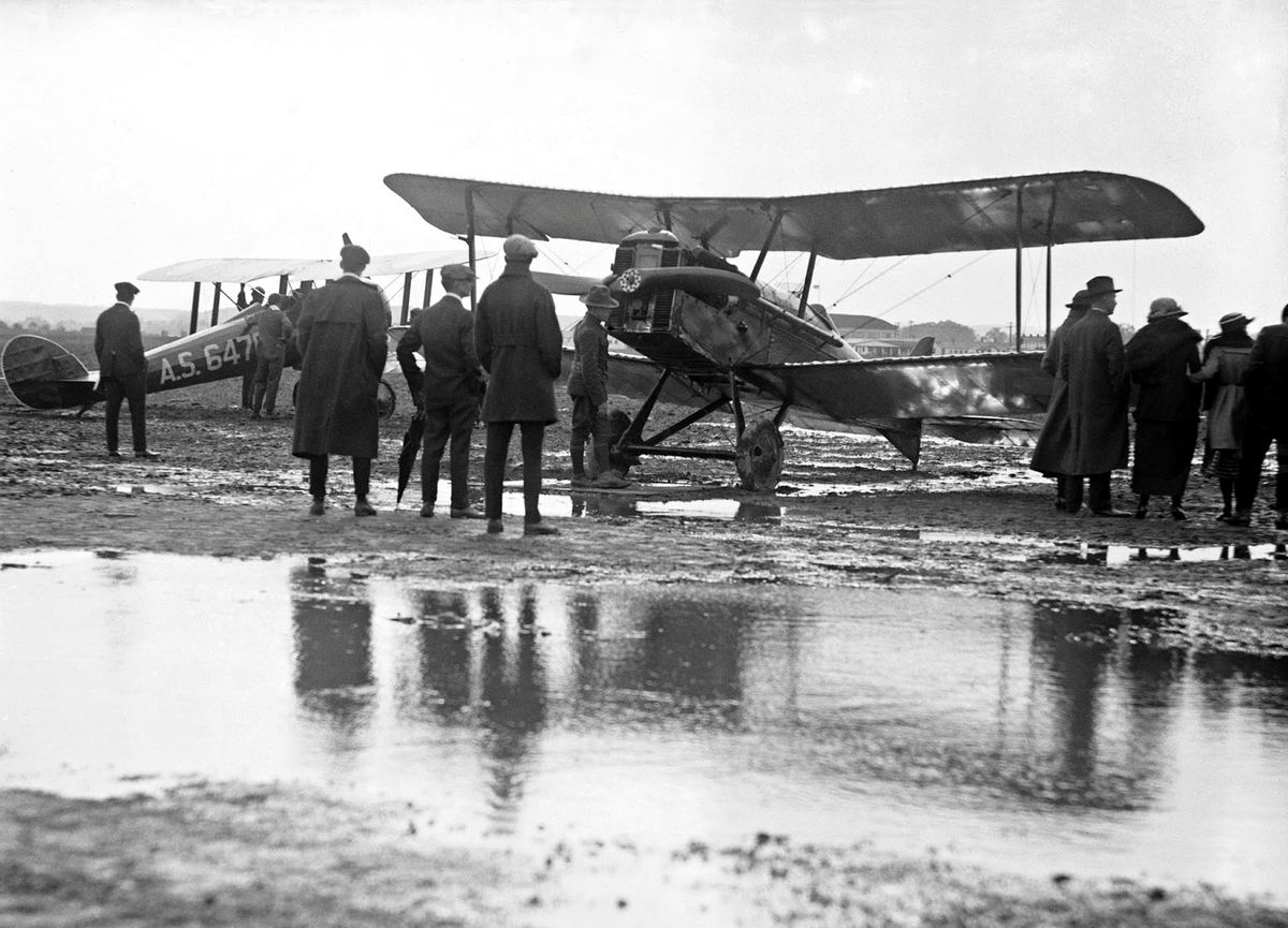 Посреди грязных луж: В ожидании прибытия авиарейса (1921 год)