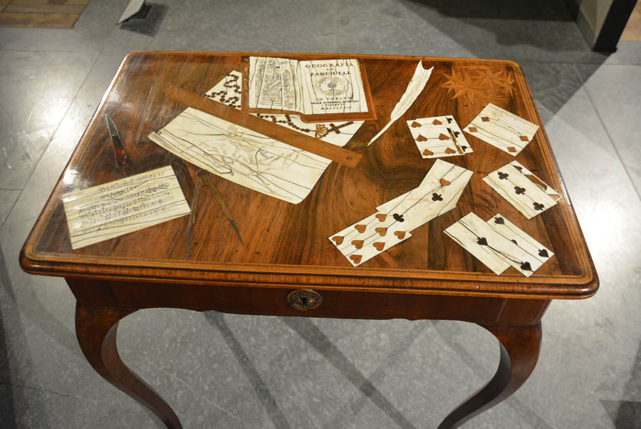 Карточный столик. Игральный столик. Столик для карточных игр. Стол для карточных настольных игр.