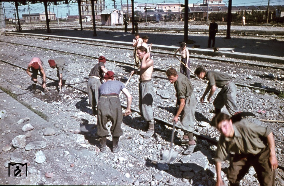 prisoners of war had to be removed with simple means the damage to the railway tracks in Verona.jpg