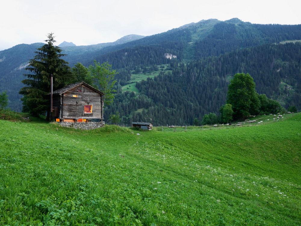 Уютная хижина в Швейцарских Альпах только, Sarreyer, расположена, менее, хижине, лаконично, выполнен, интерьер, мебели, предметы, необходимые, самые, туристического, довольно, Светлый, Внутреннее, снаружи, однозначно, интерьера, касается