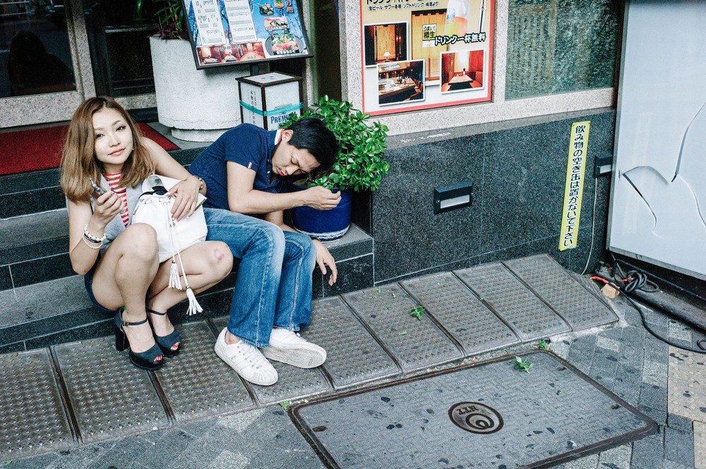Пьяные японцы на городских улицах