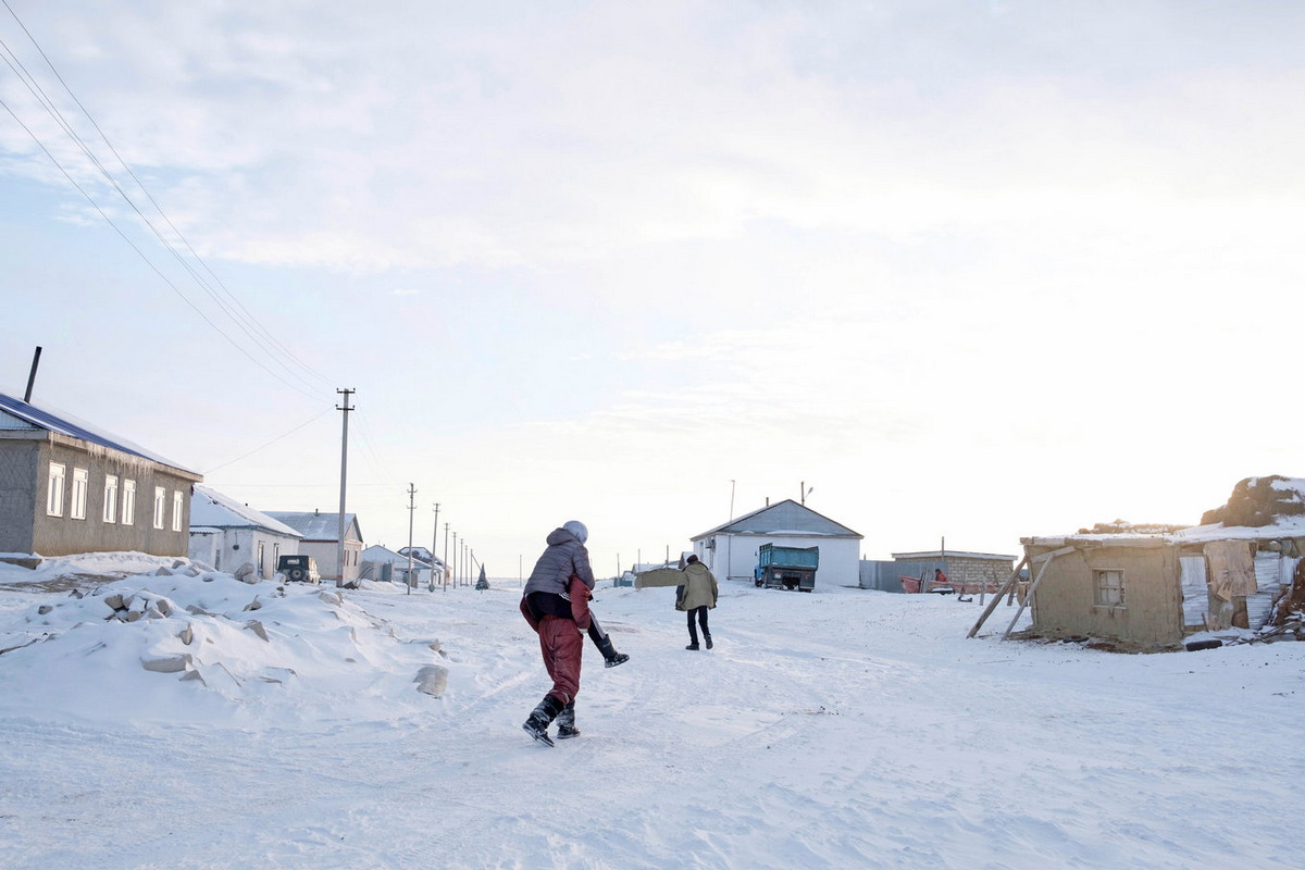 Зима у Аральского моря: жизнь поселка Тастубек в несезон