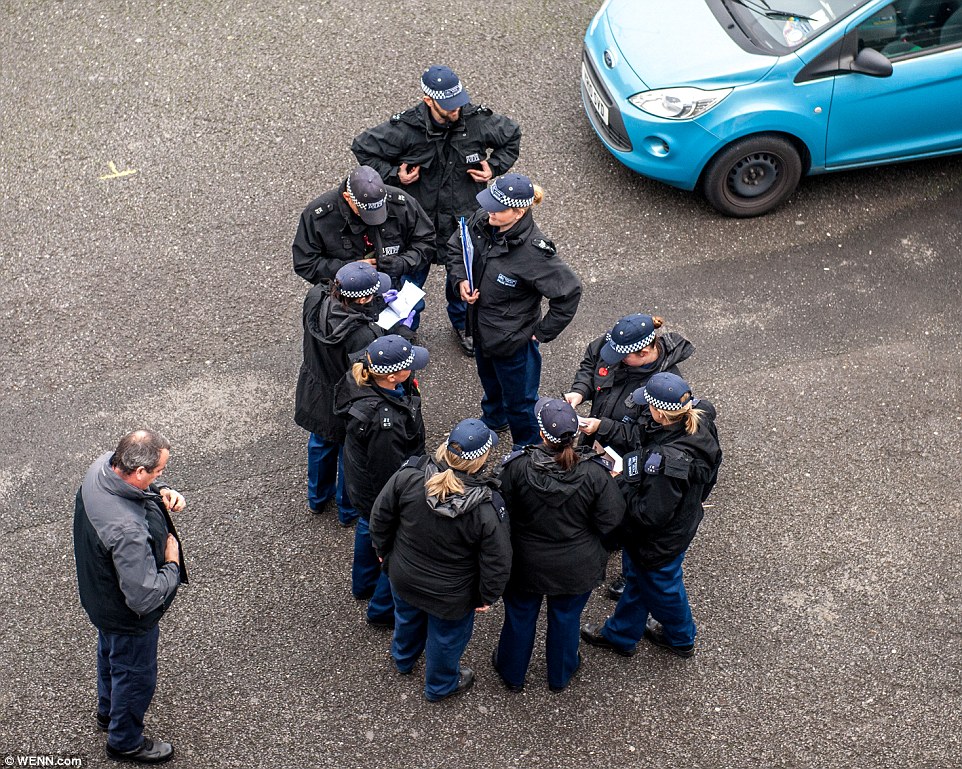 2E88504A00000578-3321831-A_squad_from_Scotland_Yard_arrived_at_the_stadium_in_North_Londo-a-4_1447837485680.jpg