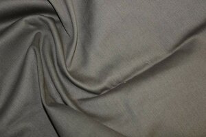 ЛТ932 550руб-м остаток 3,0м Плотная джинса стрейч,цвет серый,ткань приятная,форму держит,для мужских и женских жакетов,брюк,шорт,жилетов,для юбок,шир.1,30м,хлопок 97%,эластан 3%