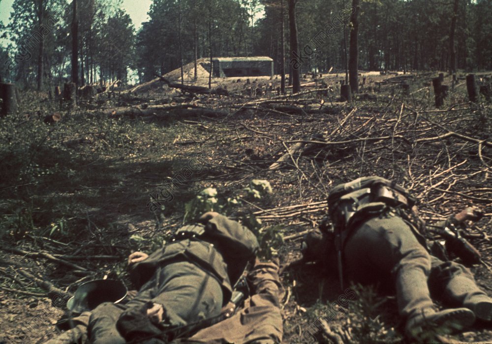 Infanteristen vor sowjet.Bunker - Fallen German Infantry/Russian Bunker. -