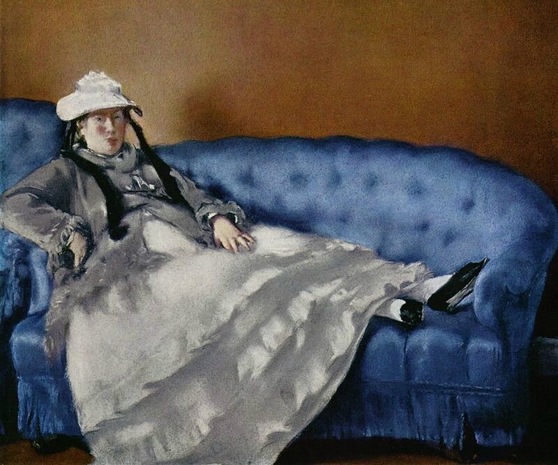 Мадам Мане (Сюзанна Леенхоф) на голубом диване