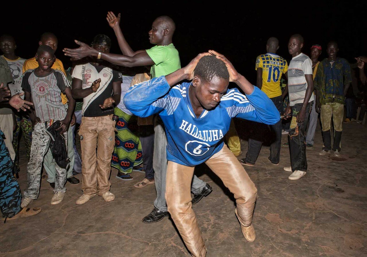 Чернокожая танцует. Танец негра. Дискотека в Африке. Негр танцует. Африканская молодежь.
