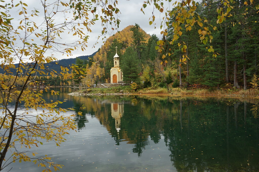 В старой церквушке у озера. Церквушка на озере горячий ключ. Озеро золотое Муром. Осень озеро храм. Соболиное озеро с часовней.