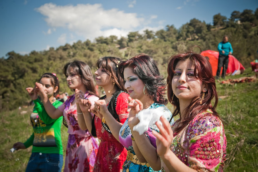Курди перевод. Курдская певица АЙШАШАН. Курдский платок. Курдские танцы. Курдские красавицы.