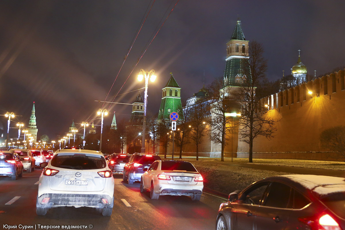Что было вчера вечером в москве. Ночная Москва зимой из машины. Ночная Москва сейчас. Вид на Кремль из машины. Вечерние пробки в Москве.