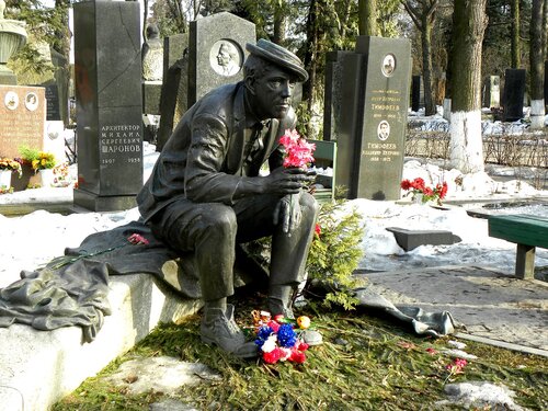 Памятник Ю.Никулину на Новодевичьем кладбище
