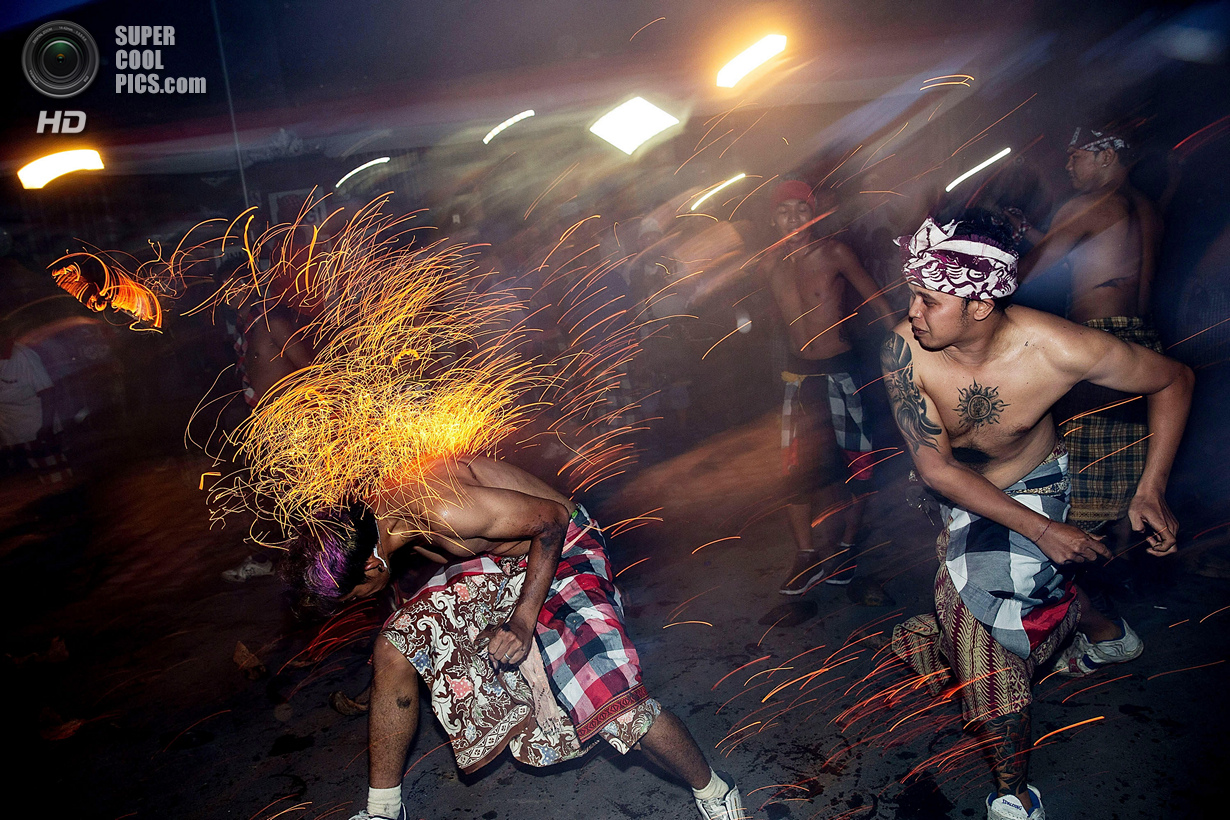 Индонезия. Гианьяр, Бали. 30 марта. Месабатан-Апи — ритуальное очищение огнём накануне праздника