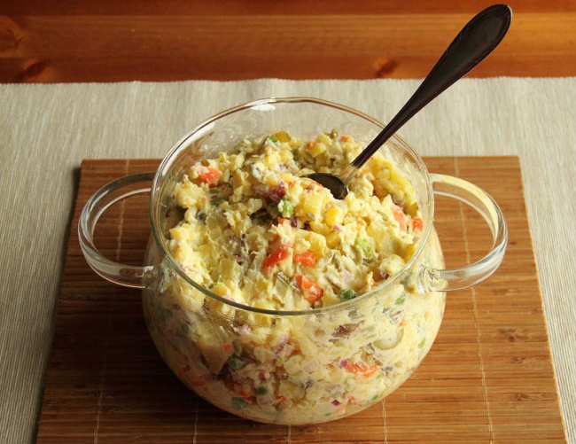 Картофельный салат — одно из самых известных блюд Чехии, и уж точно без него не обходится ни одно ро