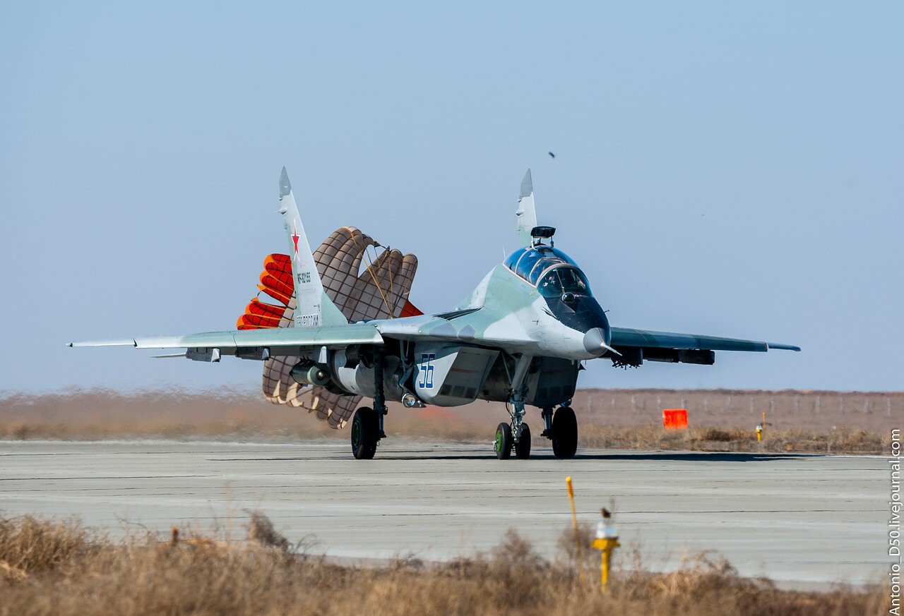 Посадка МиГ-29УБ (9.51) RF-92155 / 56.