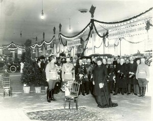 Группа участников открытия выставки  справа - великая княгиня Мария Павловна , вцентре император Николай II , слева - великий князь Борис Владимирович.