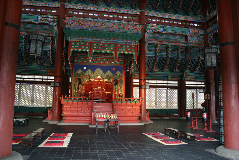 Temple room. Дворец Чхандоккун в Южной Корее. Тронный зал дворца Кенбоккун. Тронный зал императора Японии. Дворец Чхандоккун внутри.