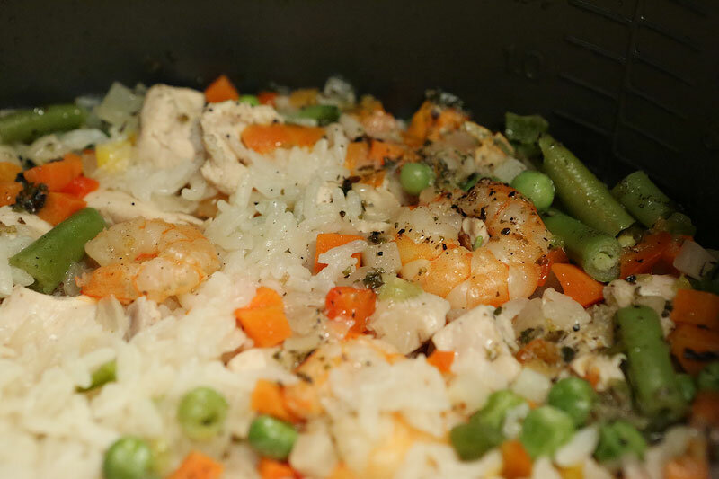 Заморозка риса. Замороженные овощи с курицей. Овощная смесь с курицей в духовке. Замороженные овощи с рисом. Рис с замороженными овощами на сковороде.