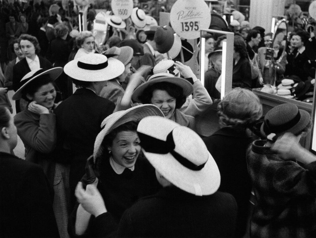Примерять шляпу. Робер Дуано. Париж 1953.