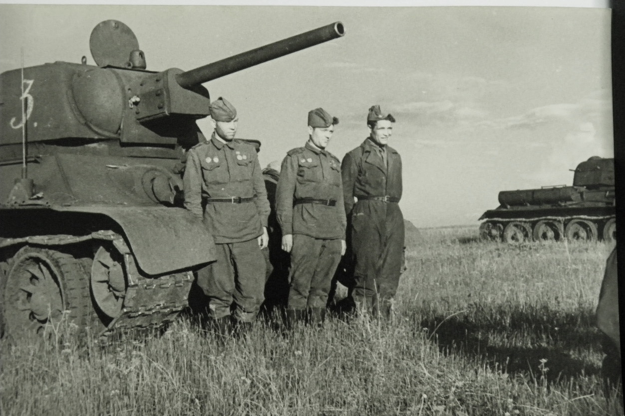Советский танк 1943 года. Танк т 34 ВОВ. Танк красной армии т 34. Танк т34 экипаж танка.