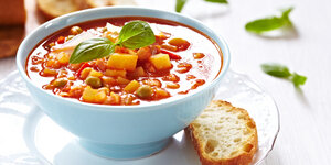 Minestrone soup with bread