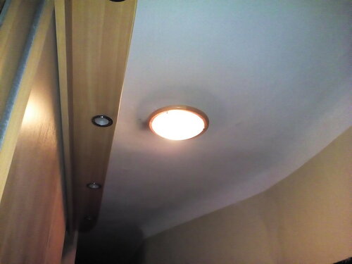 Потолочный светильник-тарелка теперь светит — электроснабжение квартиры возобновлено. Не напрасно женщина заказала вызов электрика из частной коммерческой аварийной службы!
