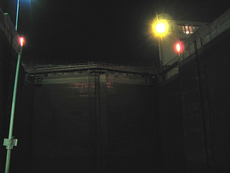 Шлюзы Воткинского гидроузла ночью