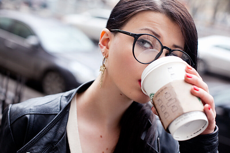 Попили улицу. Девушка с кофе. Девушка пьет кофе. Девушка со стаканчиком кофе. Девушка с кофе в очках.