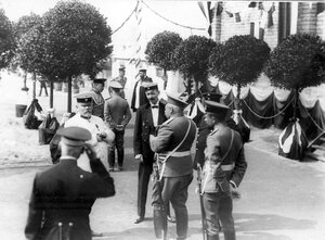 Группа офицеров на плацу в ожидании начала парада.