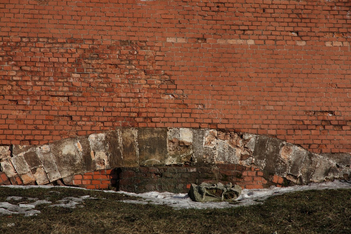 Стены стали стенами песня. Фундамент стен Кремля. Разрушенная стена. Разрушенные стены Московского Кремля. Кремлевская стена разрушена.