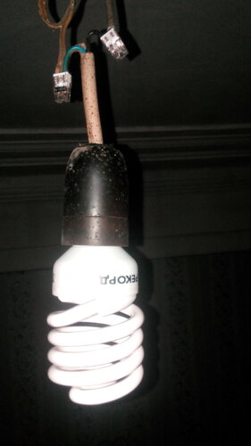Срочный вызов электрика аварийной службы в коммунальную квартиру из-за отказа временной точки освещения в комнате