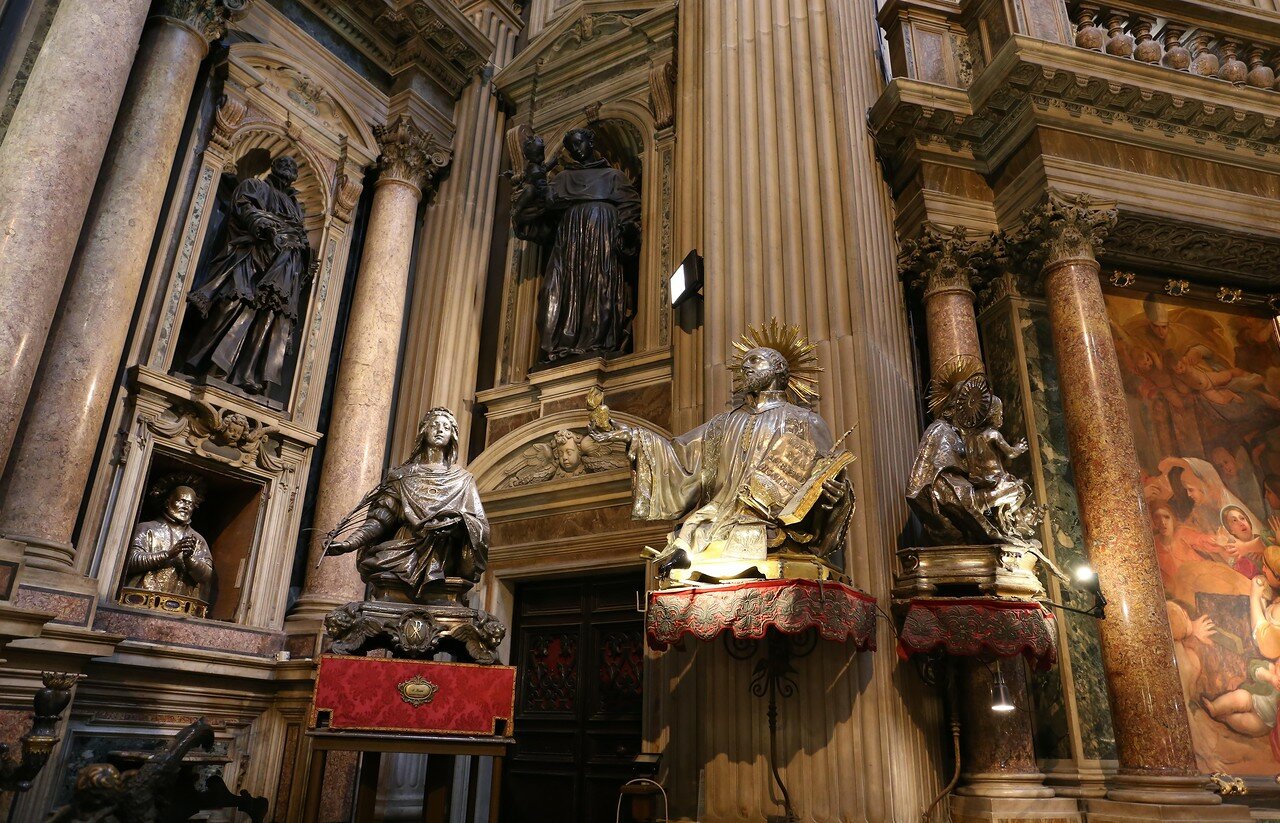 Naples. Cathedral of the assumption of St. Mary (Duomo, Cathedral of the Holy Januarius). Interiors