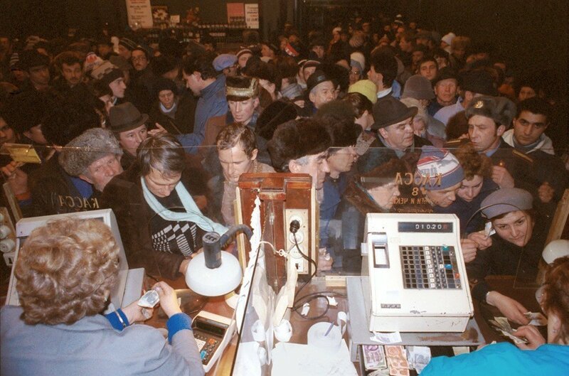 1990 год. Шеститысячная очередь выстроилась перед дверями Елисеевского магазина в надежде купить спиртное.jpg