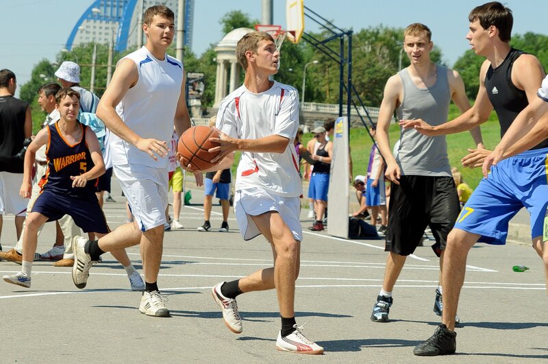 Игра в уличный баскетбол. Стритбол. Баскетбол стритбол. Стритбол дети. Уличный баскетбол дети.