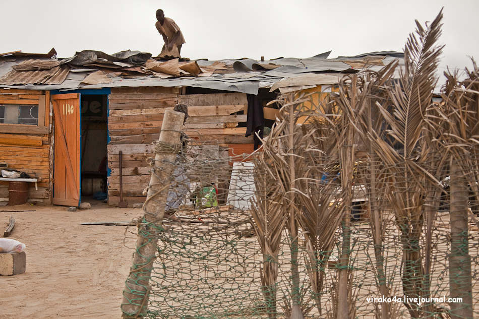 Трущоба корень. Виндхук Намибия трущобы. Кибера Кения. Намибия брошенная деревня. Ангола деревня.