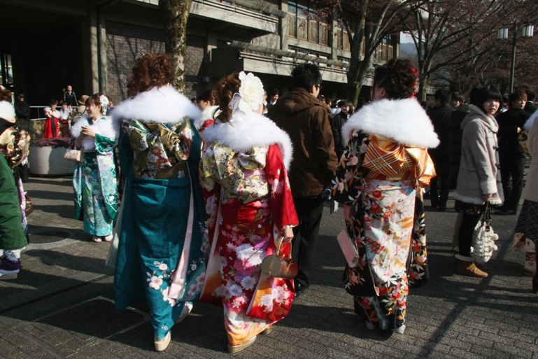 В день совершеннолетия можно. День совершеннолетия в Германии. Фестиваль совершеннолетия в России. Праздник совершеннолетия в Дании. Праздник когда девушку надевают кимоно.