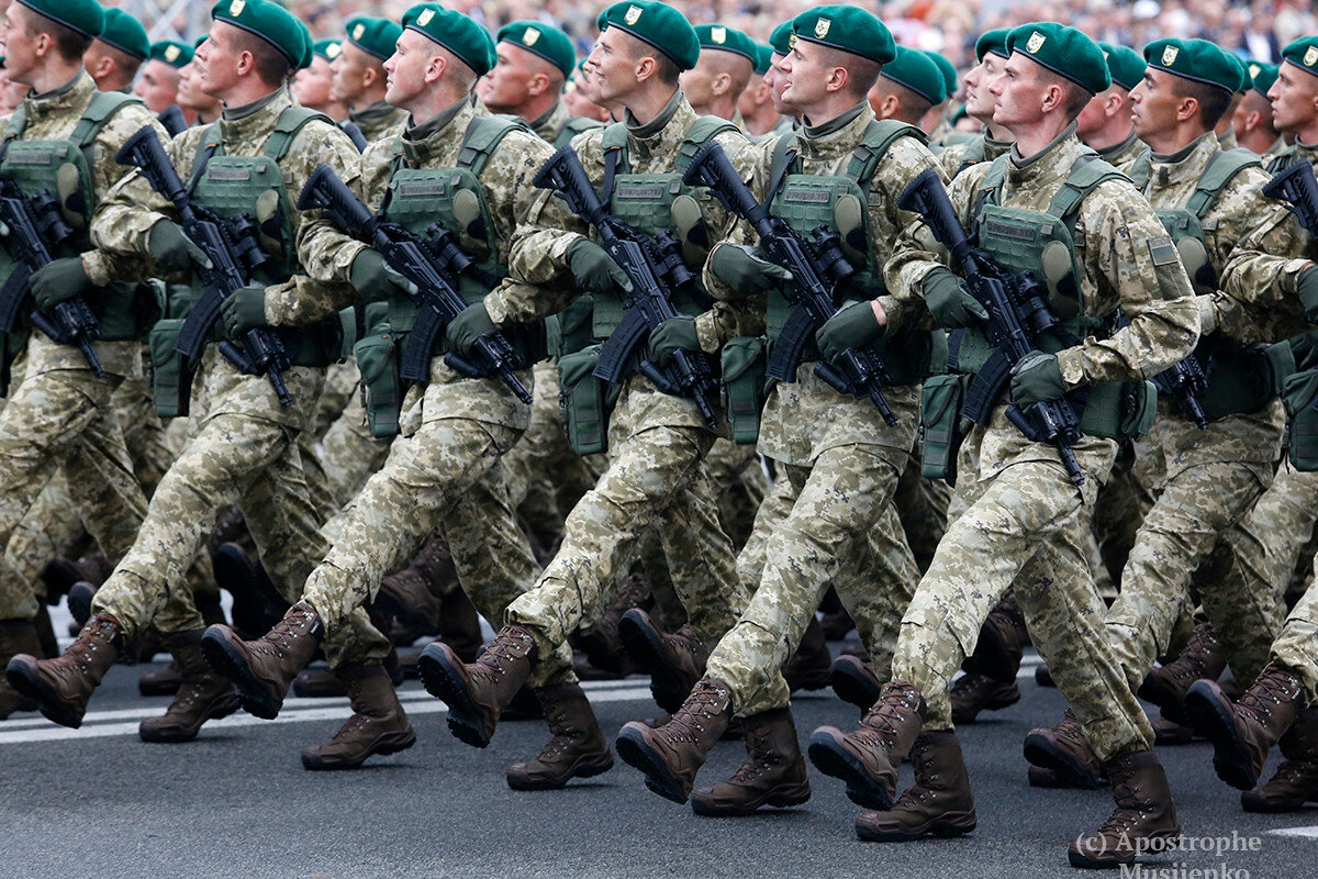 Военные шагают. Строй в армии. Военный марш. Армия на марше. Украинская Военная форма.