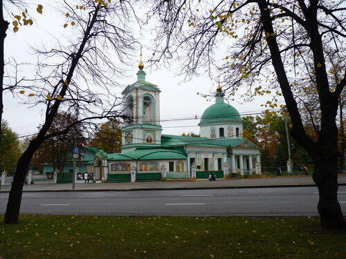 Церковь Троицы Живоначальной на Воробьевых Горах в Москве.