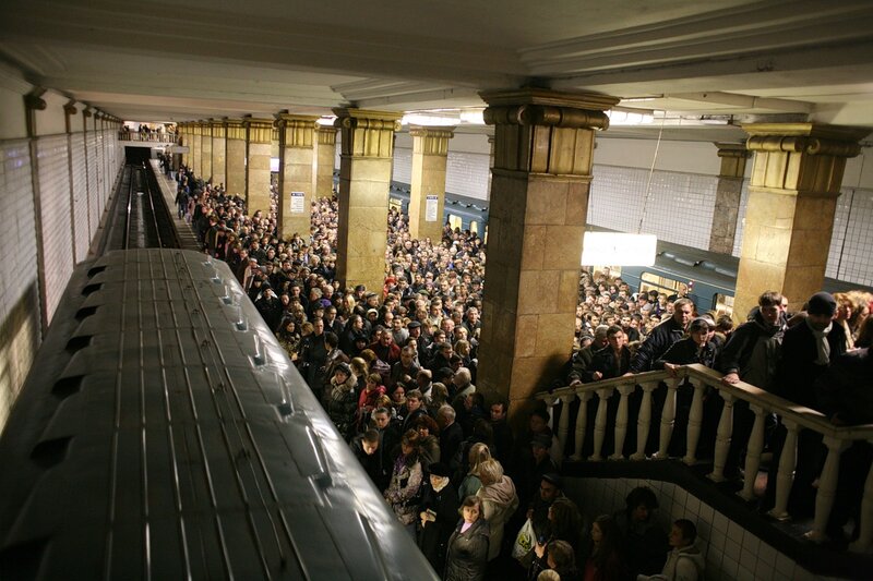 Сколько человек на станции
